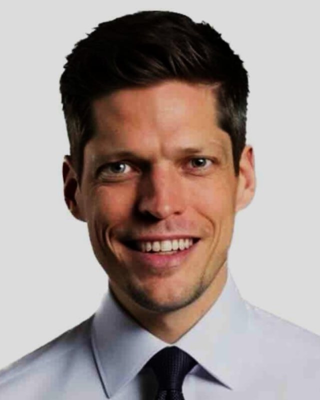 Porträt von Lasse Dienes im Anzug mit Krawatte