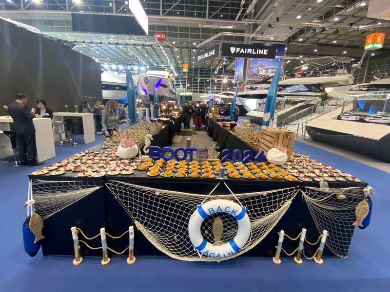 Messecatering an einem maritim dekorierten Inselstand mit angerichteten Speisen auf der boot Düsseldorf